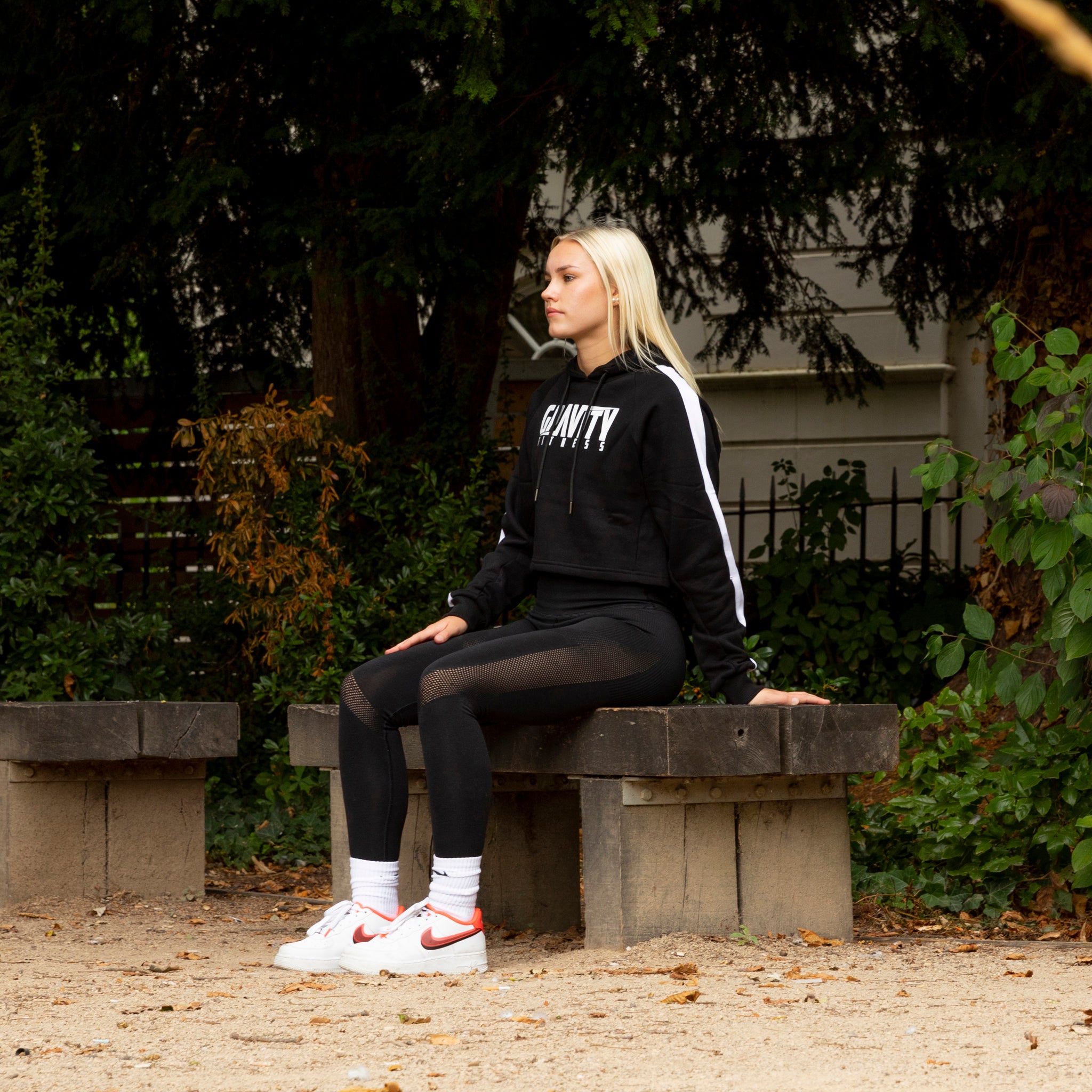 gravity-fitness-felpa-donna-cropped-con-cappuccio-logo-nero image 6