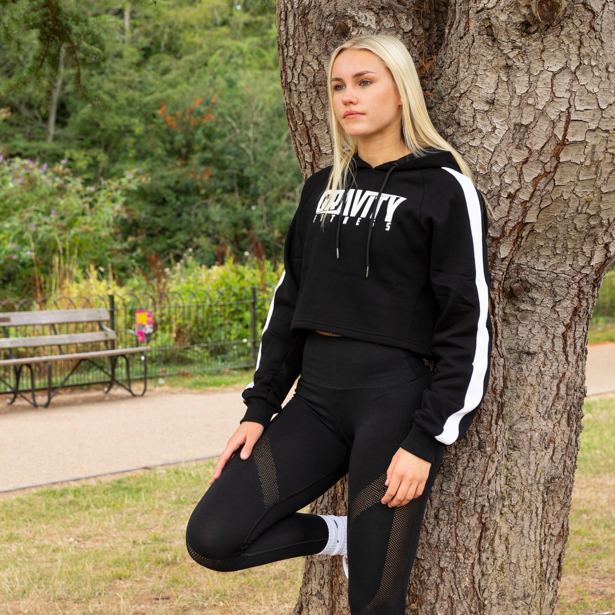 gravity-fitness-felpa-donna-cropped-con-cappuccio-logo-nero image 2