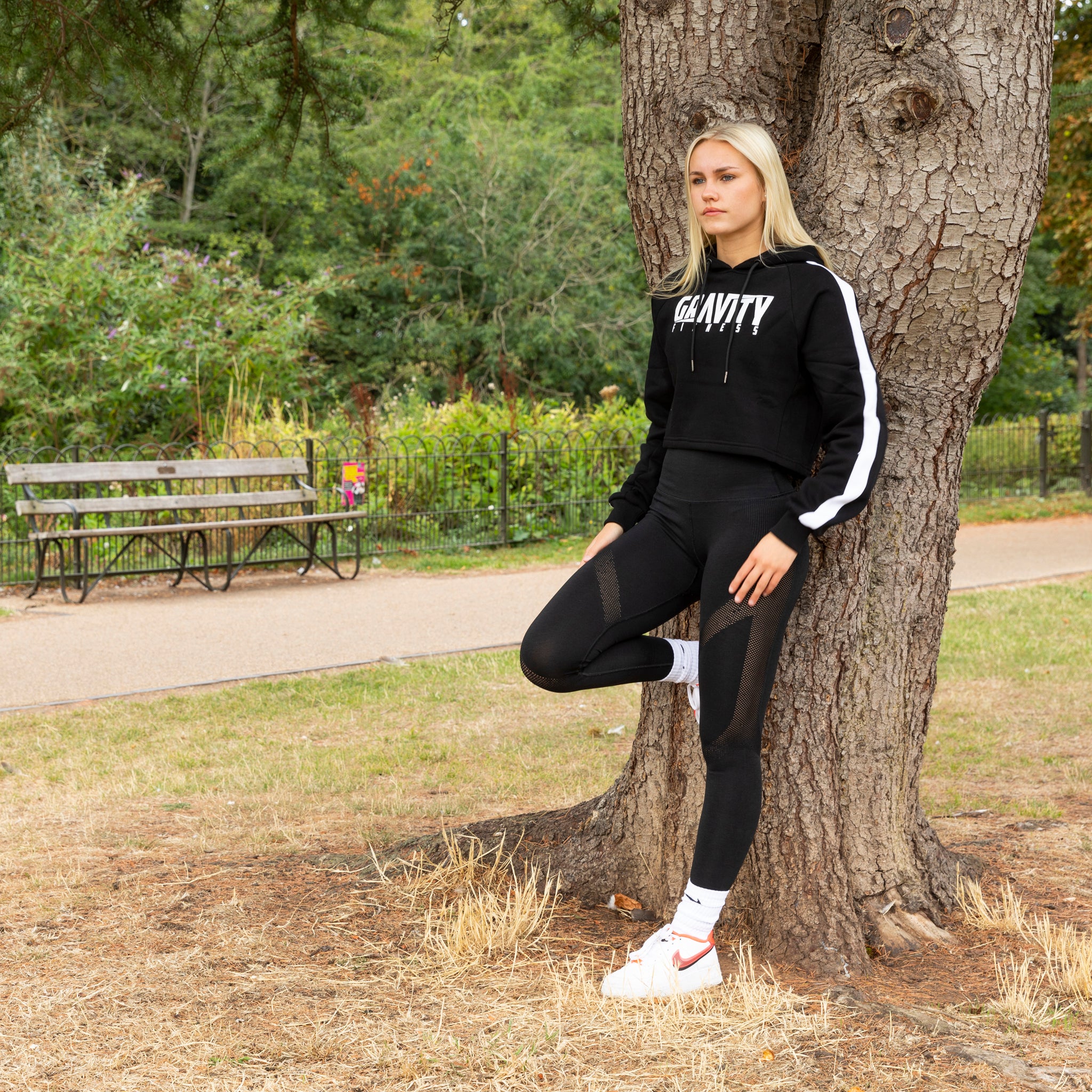 gravity-fitness-felpa-donna-cropped-con-cappuccio-logo-nero image 5